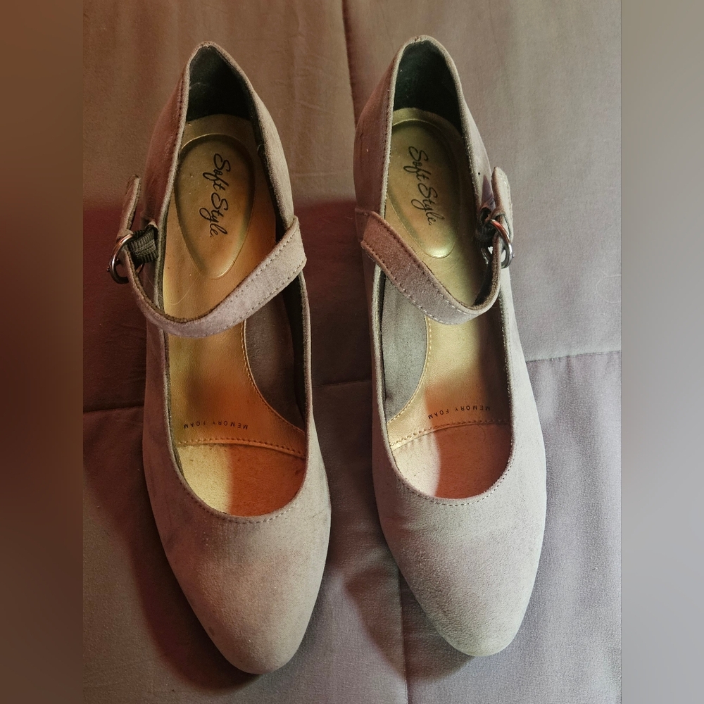 Womens short block heel pumps size 8 in gray